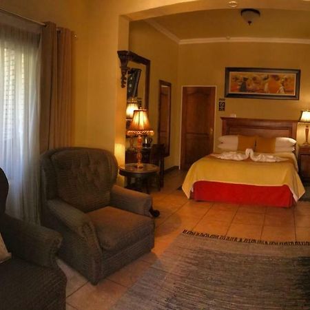 Le Cozmo Guesthouse Johannesburg Bagian luar foto