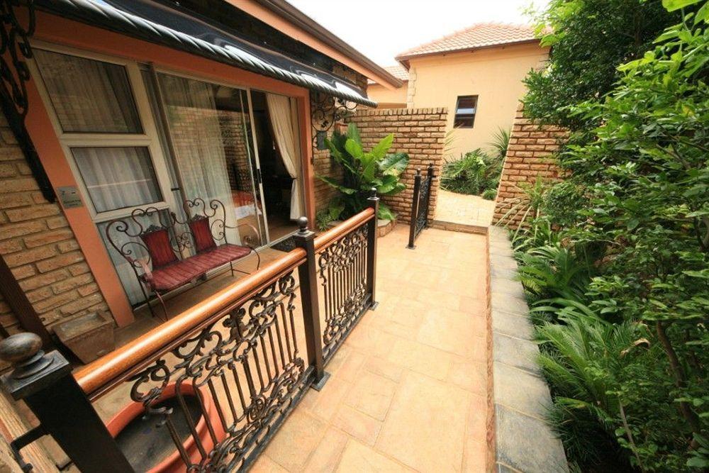 Le Cozmo Guesthouse Johannesburg Bagian luar foto