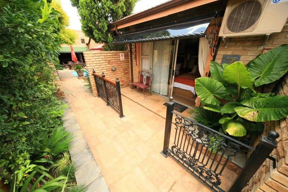 Le Cozmo Guesthouse Johannesburg Bagian luar foto
