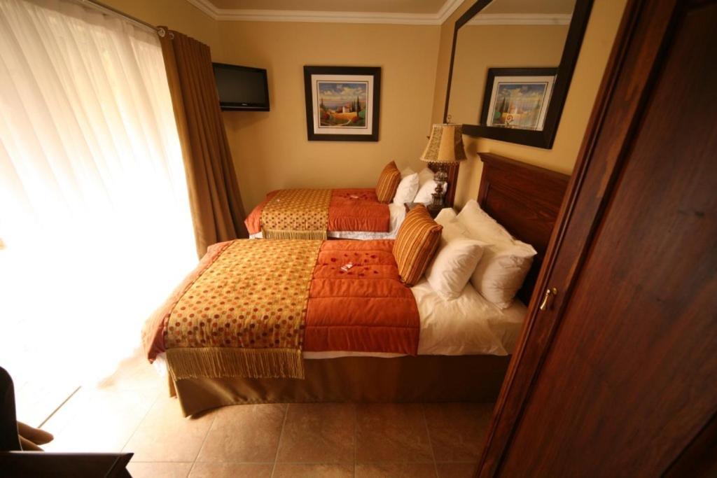 Le Cozmo Guesthouse Johannesburg Bagian luar foto