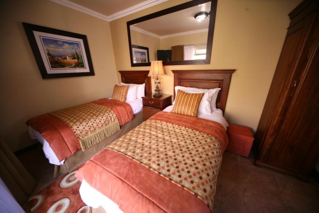 Le Cozmo Guesthouse Johannesburg Bagian luar foto