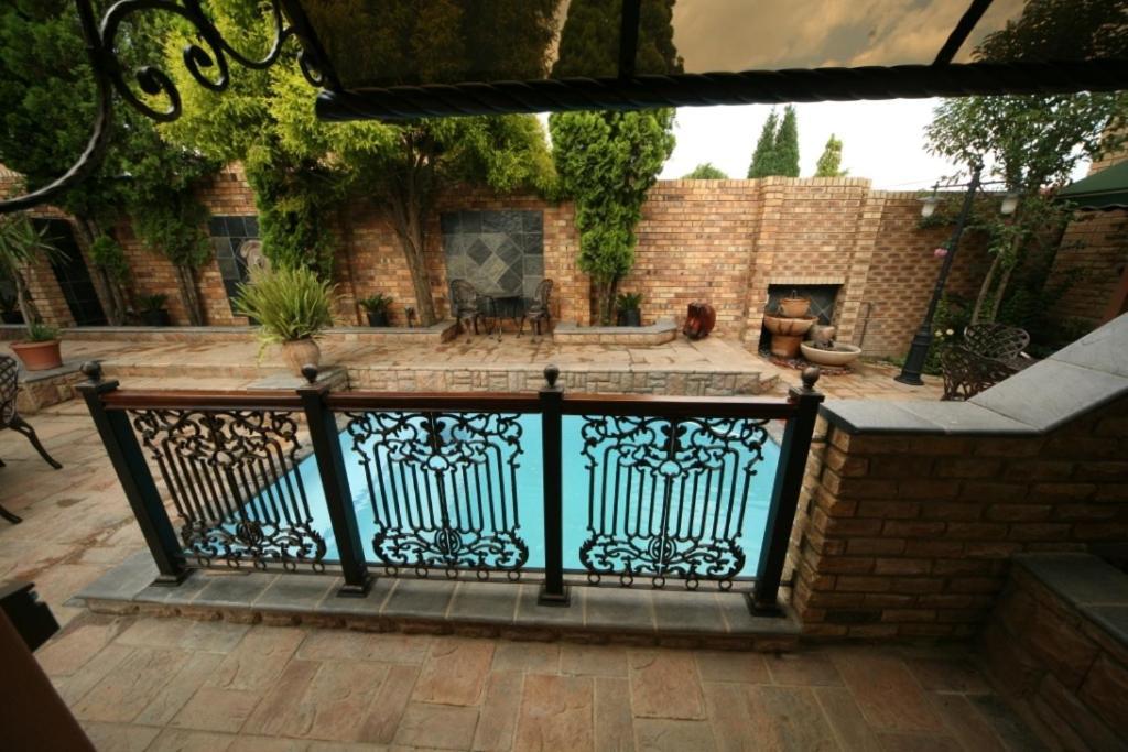 Le Cozmo Guesthouse Johannesburg Bagian luar foto