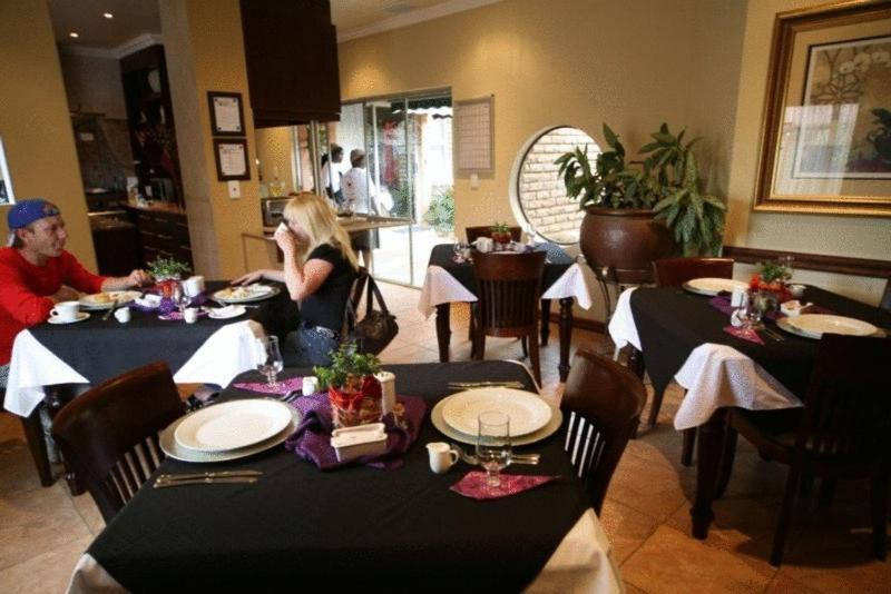 Le Cozmo Guesthouse Johannesburg Bagian luar foto