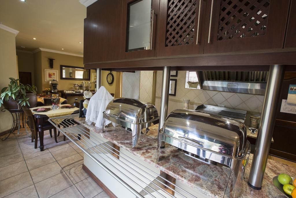 Le Cozmo Guesthouse Johannesburg Bagian luar foto