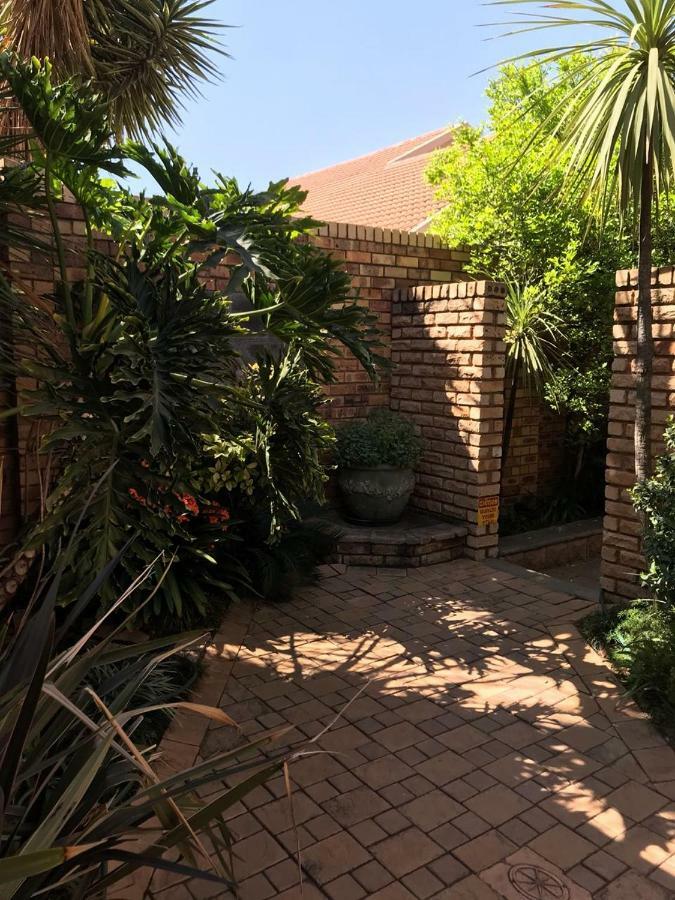 Le Cozmo Guesthouse Johannesburg Bagian luar foto