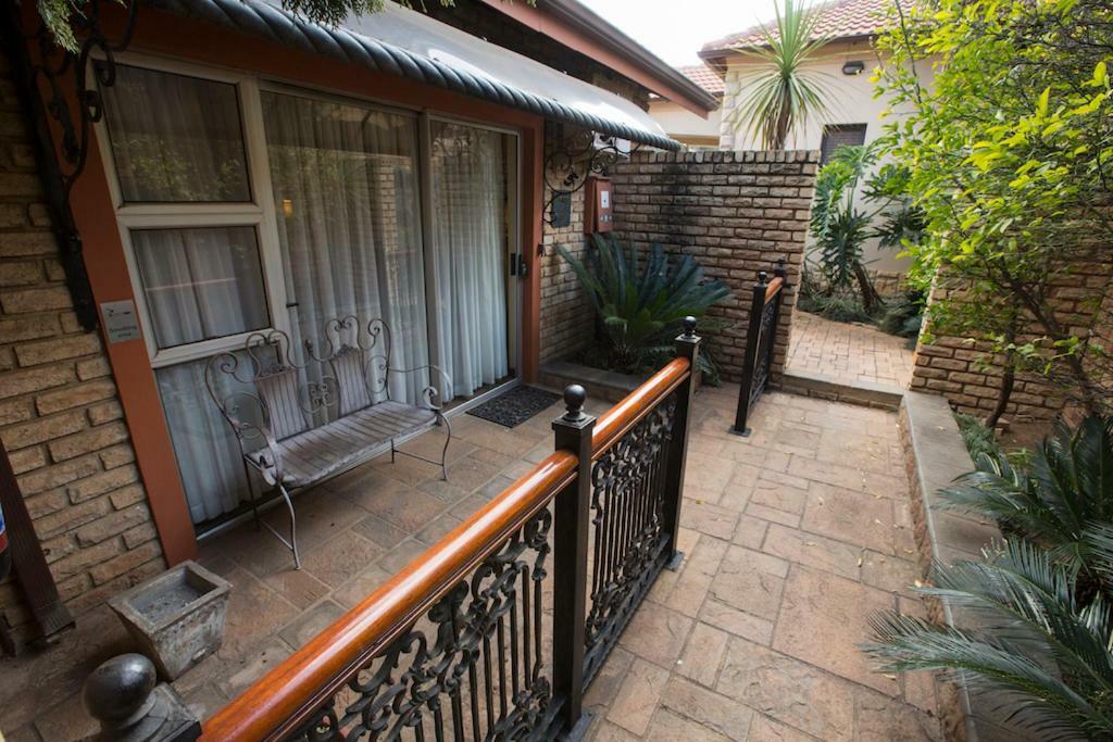 Le Cozmo Guesthouse Johannesburg Bagian luar foto